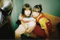 Lucie,Too。左からヒカリ（B）、Chisa（Vo, G）。