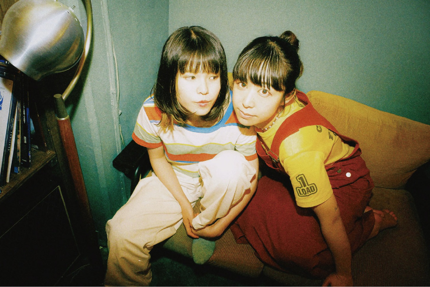 Lucie,Too。左からヒカリ（B）、Chisa（Vo, G）。
