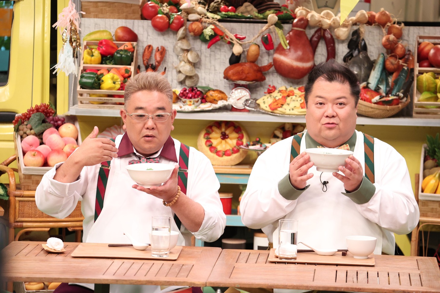 伊達みきお（サンドウィッチマン）、小杉竜一（ブラックマヨネーズ）。(c)フジテレビ