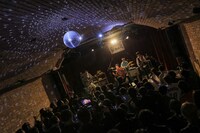 「横澤結婚式」でのフラワーカンパニーズのライブの様子。（撮影：柴田恵理）