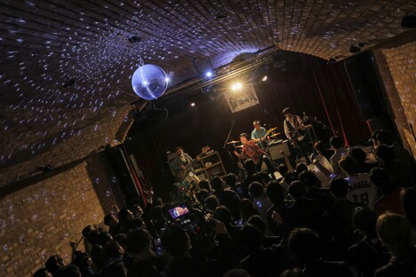 「横澤結婚式」でのフラワーカンパニーズのライブの様子。(撮影:柴田恵理)