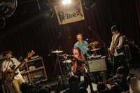 「横澤結婚式」でのフラワーカンパニーズのライブの様子。（撮影：柴田恵理）