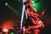 小鳩ミク（G, Vo）（撮影：伊東実咲）