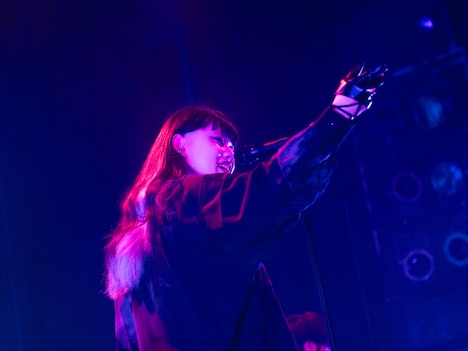 谷絹茉優（Vo / Chevon）（撮影：渡邉隼）