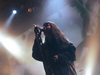 谷絹茉優（Vo / Chevon）（撮影：渡邉隼）