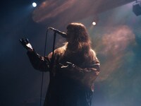 谷絹茉優（Vo / Chevon）（撮影：渡邉隼）