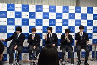 やまとの熱弁の一方で、水を飲んで休憩するメンバー。