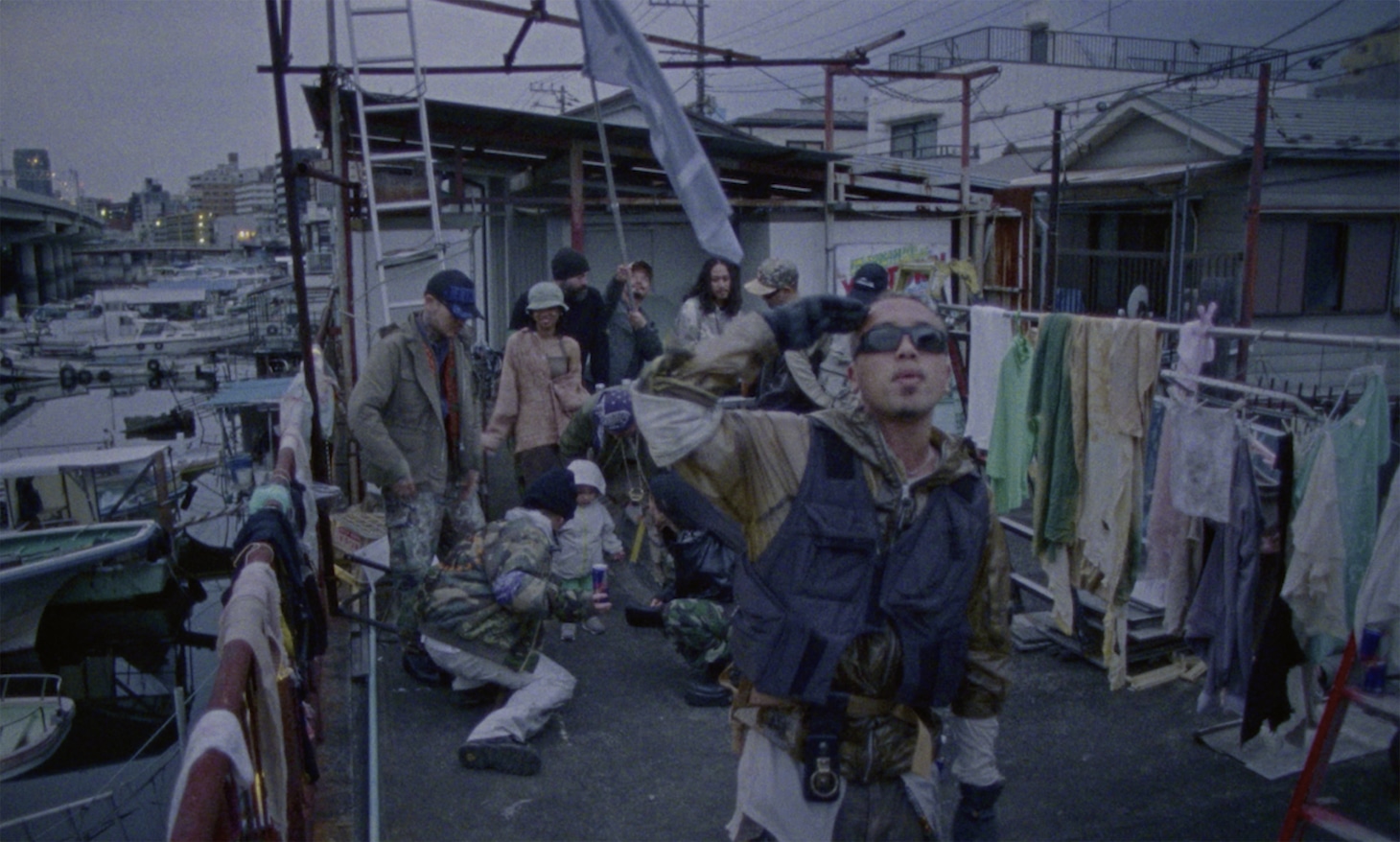 YENTOWN「不幸中の幸い feat. kZm, PETZ, JNKMN, Awich, MonyHorse & U-Lee（Prod. Chaki Zulu）」ミュージックビデオより。
