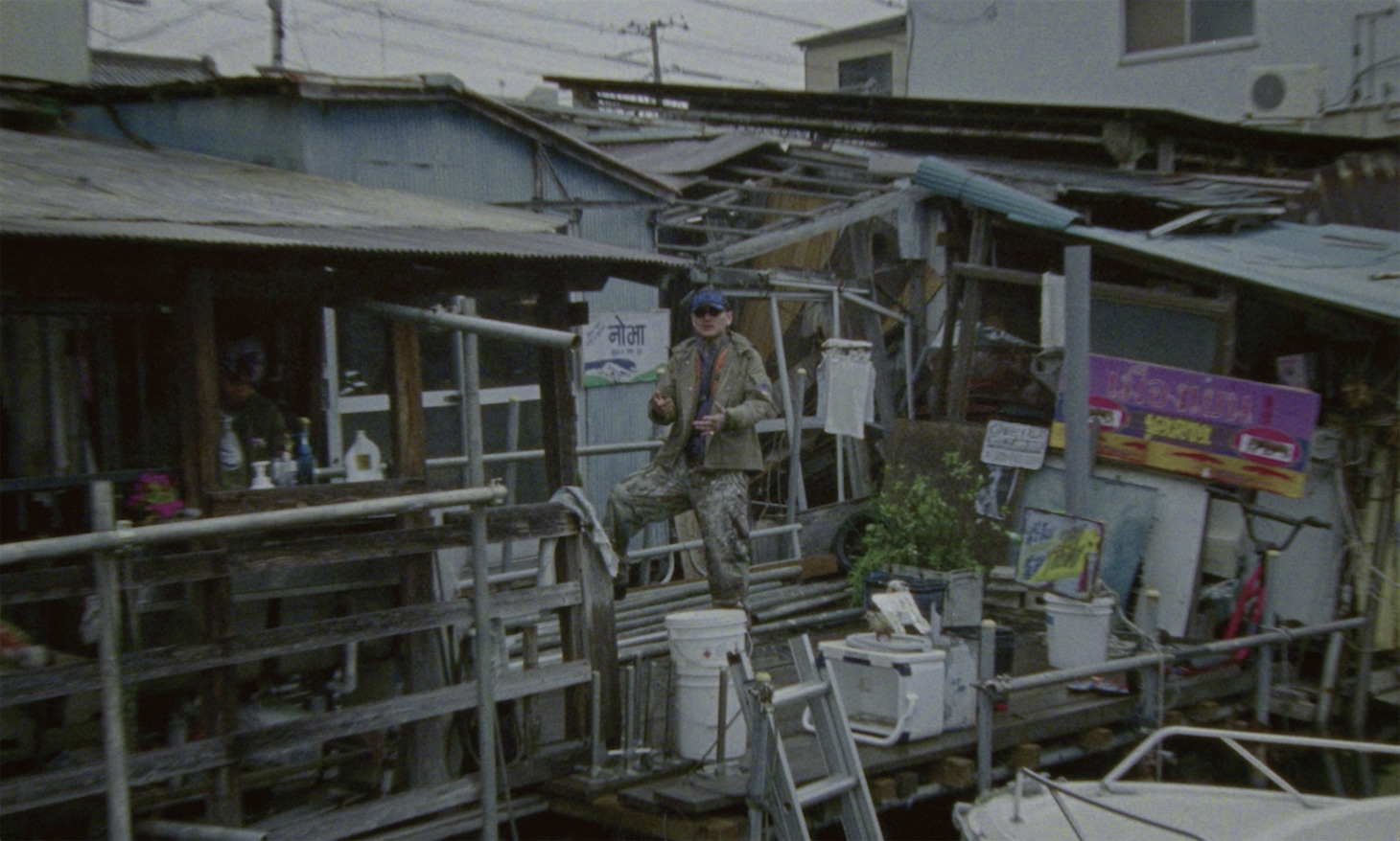 YENTOWN「不幸中の幸い feat. kZm, PETZ, JNKMN, Awich, MonyHorse & U-Lee（Prod. Chaki Zulu）」ミュージックビデオより。