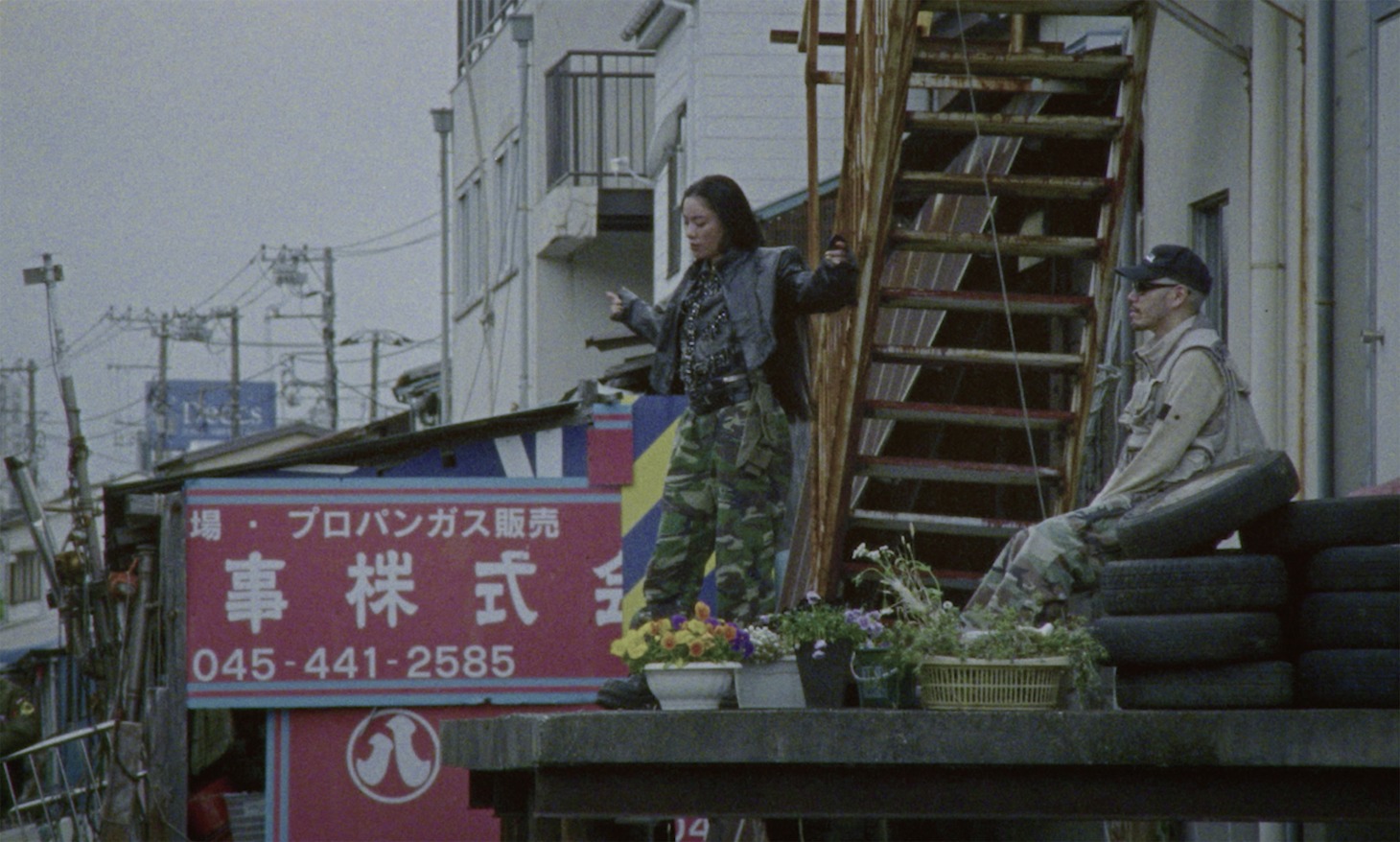 YENTOWN「不幸中の幸い feat. kZm, PETZ, JNKMN, Awich, MonyHorse & U-Lee（Prod. Chaki Zulu）」ミュージックビデオより。
