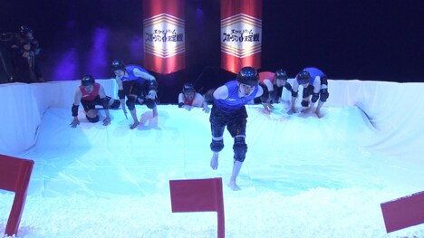 「ビーチフラッグス」に参戦する高地優吾（SixTONES）。(c)TBS