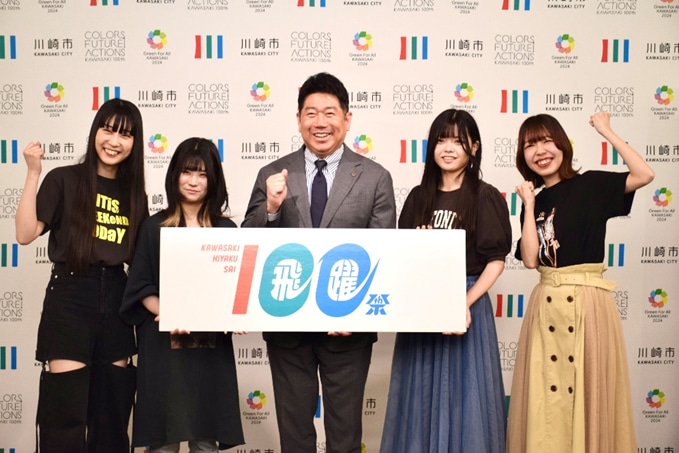 トゲナシトゲアリと川崎市長 福田紀彦氏。