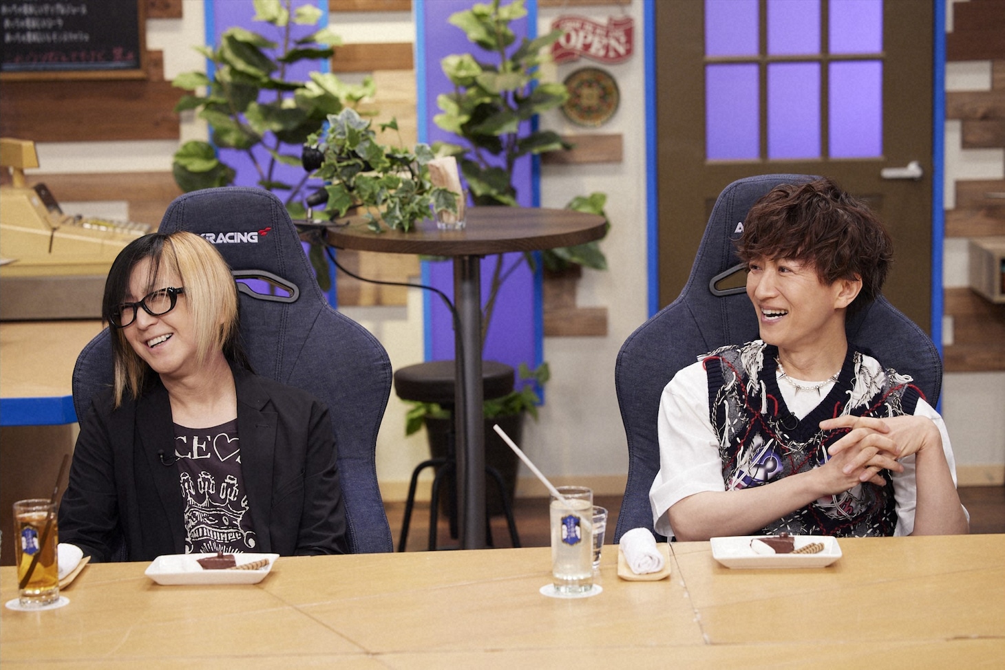 左からHISASHI（GLAY）、tetsuya（L'Arc-en-Ciel）。(c)ABCテレビ