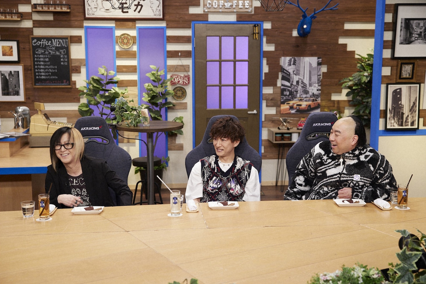 左からHISASHI（GLAY）、tetsuya（L'Arc-en-Ciel）、レイザーラモンRG。(c)ABCテレビ