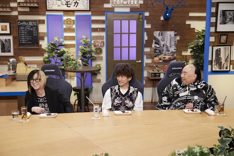 左からHISASHI（GLAY）、tetsuya（L'Arc-en-Ciel）、レイザーラモンRG。(c)ABCテレビ