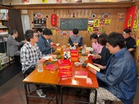 「川島明の辞書で呑む」出演者。(c)テレビ東京