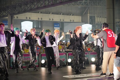 「DANCE ALL DAY」INIのステージの様子。 (c) CJ ENM Co., Ltd, All Rights Reserved