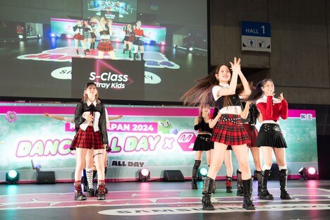 「DANCE ALL DAY」NiziUのステージの様子。 (c) CJ ENM Co., Ltd, All Rights Reserved