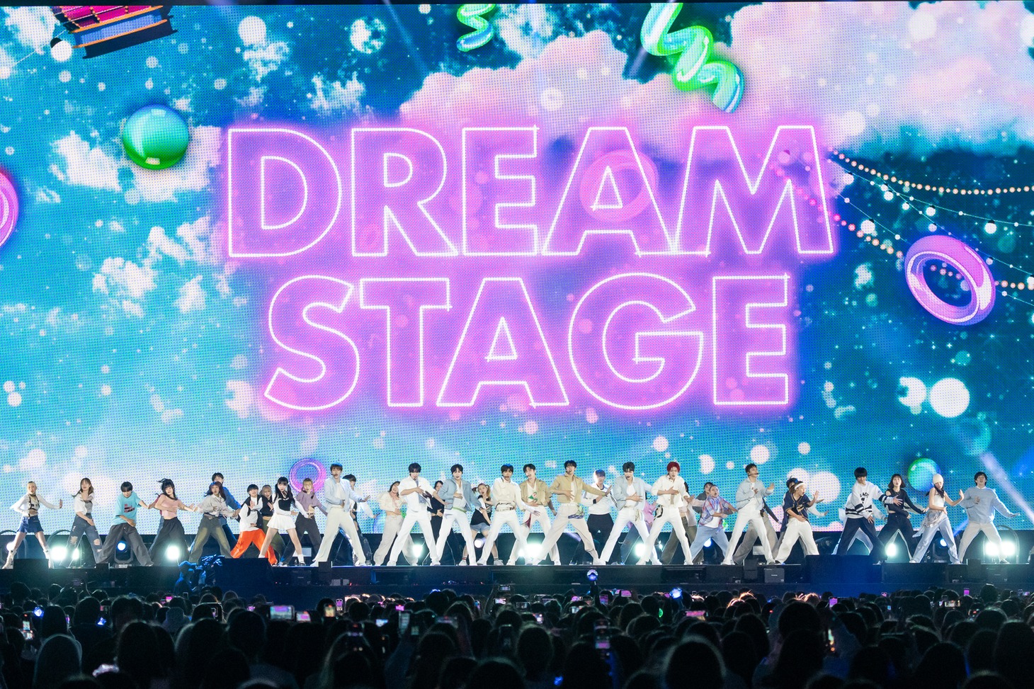 ZEROBASEONEが登場した「DREAM STAGE」の様子。 (c) CJ ENM Co., Ltd, All Rights Reserved