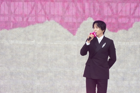 「M COUNTDOWN STAGE」DAY2のホストを務めたジョン・ヨンファ(CNBLUE)。 (c) CJ ENM Co., Ltd, All Rights Reserved