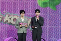 「M COUNTDOWN STAGE」DAY2のスペシャルMCを務めたZEROBASEONEのソン・ハンビン、パク・ゴヌク。 (c) CJ ENM Co., Ltd, All Rights Reserved