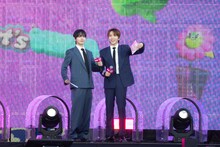 「M COUNTDOWN STAGE」DAY2のスペシャルMCを務めたBOYNEXTDOORのJAEHYUN、WOONHAK。 (c) CJ ENM Co., Ltd, All Rights Reserved