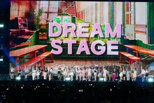「M COUNTDOWN STAGE」DAY2の「DREAM STAGE」より、ME:I「LEAP HIGH! ～明日へ、めいっぱい～」の様子。 (c) CJ ENM Co., Ltd, All Rights Reserved