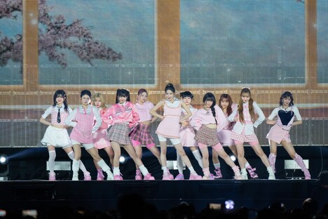 「M COUNTDOWN STAGE」DAY2の「DREAM STAGE」より、ME:I「LEAP HIGH! ~明日へ、めいっぱい~」の様子。 (c) CJ ENM Co., Ltd, All Rights Reserved