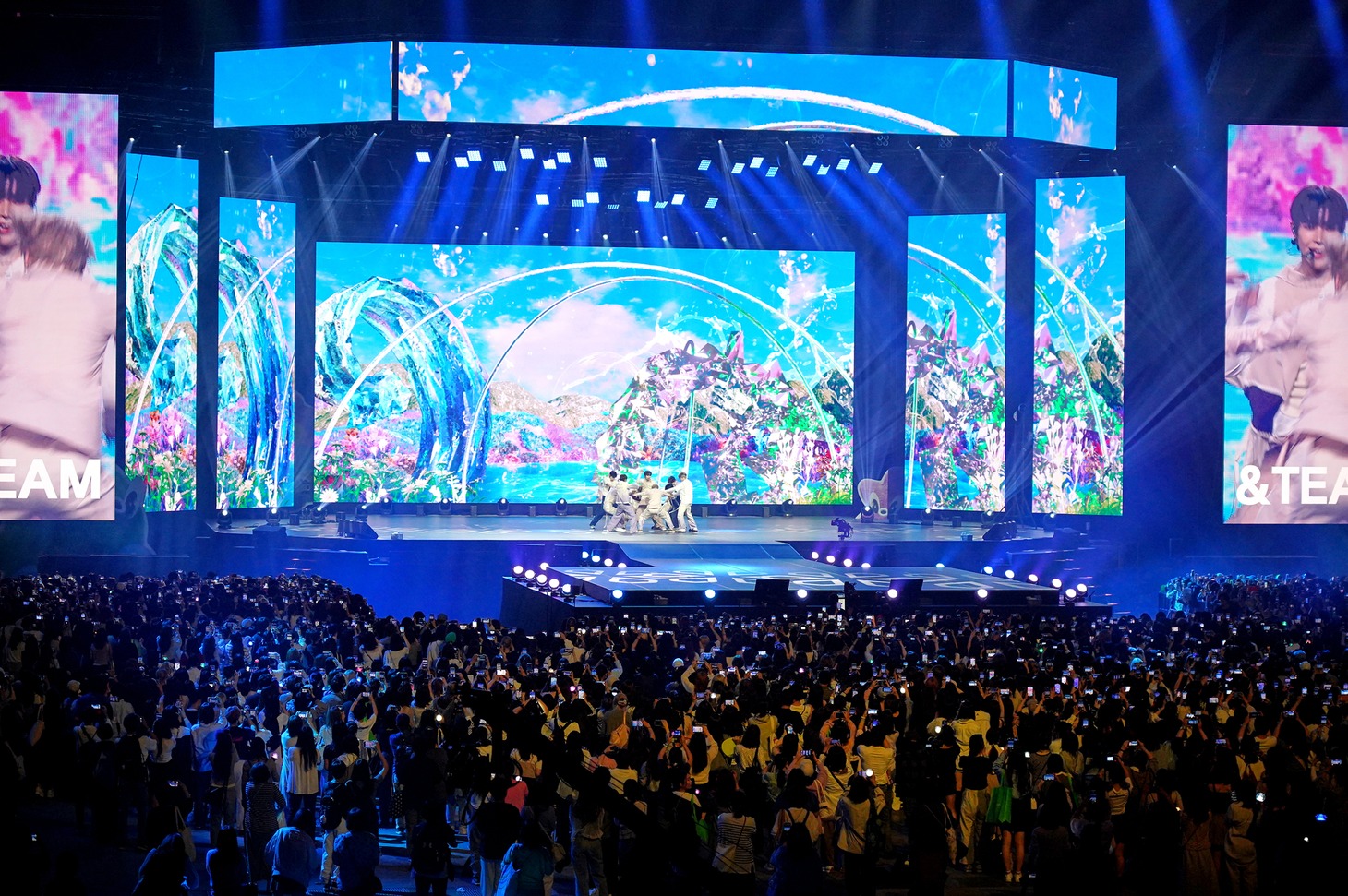 「KCON STAGE」&TEAMのステージの様子。 (c) CJ ENM Co., Ltd, All Rights Reserved