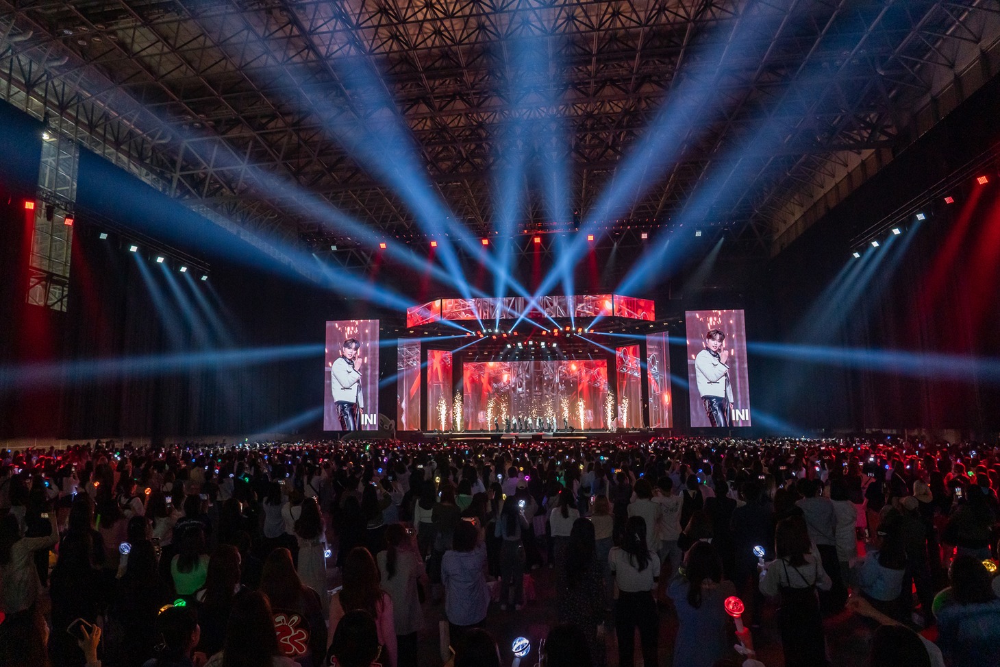 「KCON STAGE」INIのステージの様子。 (c) CJ ENM Co., Ltd, All Rights Reserved