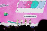 「KCON STAGE」IS:SUEのステージの様子。 (c) CJ ENM Co., Ltd, All Rights Reserved