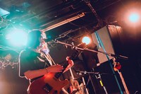 もっさ（Vo, G）（撮影：かい）