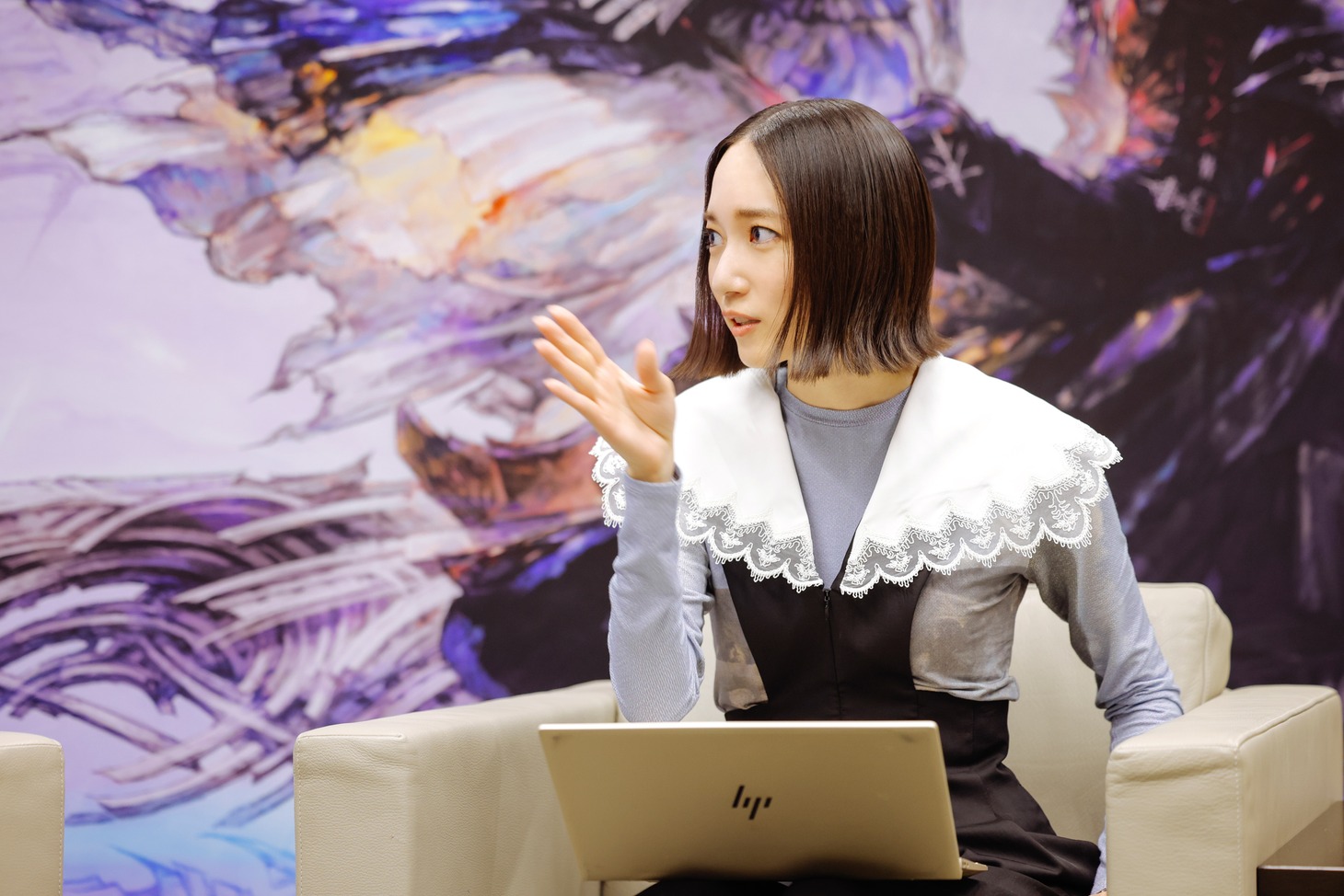 読者から寄せられた吉田さんへの質問を選ぶのっちさん。