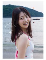 阪口珠美（乃木坂46）の1st写真集「青いバラ」紀伊國屋書店限定版の表紙。（撮影：Takeo Dec.）