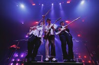 左から須藤優（B）、粂絢哉（G）、斎藤宏介（Vo, G）。（Photo by Viola Kam［V'z Twinkle］）