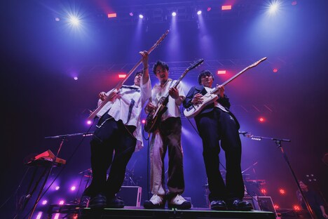 左から須藤優（B）、粂絢哉（G）、斎藤宏介（Vo, G）。（Photo by Viola Kam［V'z Twinkle］）