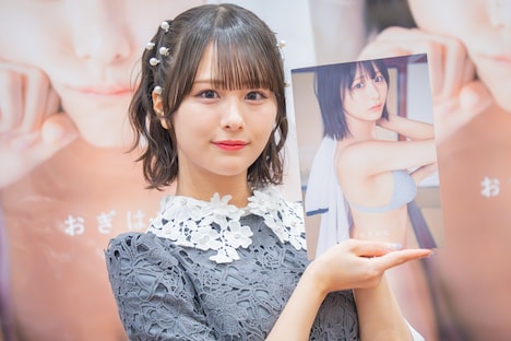 写真集のお気に入りカットを見せる尾木波菜（≠ME）。