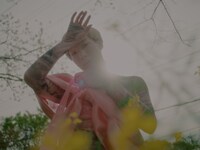 ゆっきゅん「ログアウト・ボーナス」ミュージックビデオより。