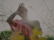 ゆっきゅん「ログアウト・ボーナス」ミュージックビデオより。