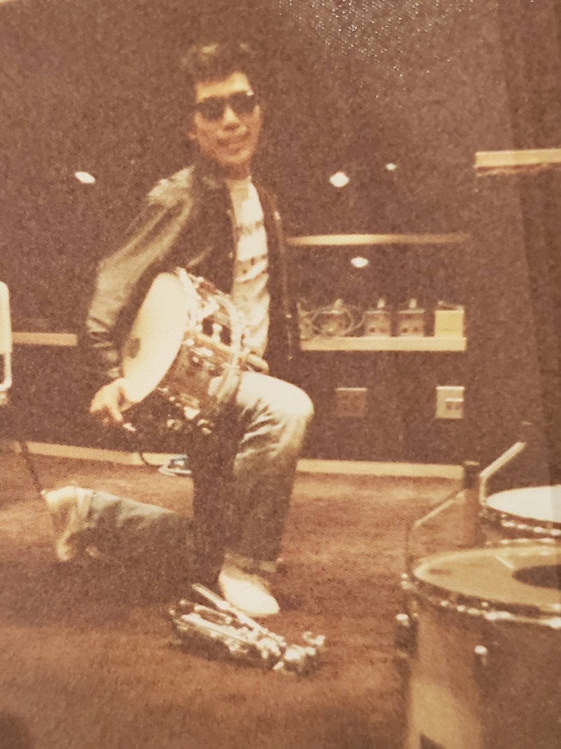 信濃町スタジオでドラムをセッティングしている鈴木雅之。