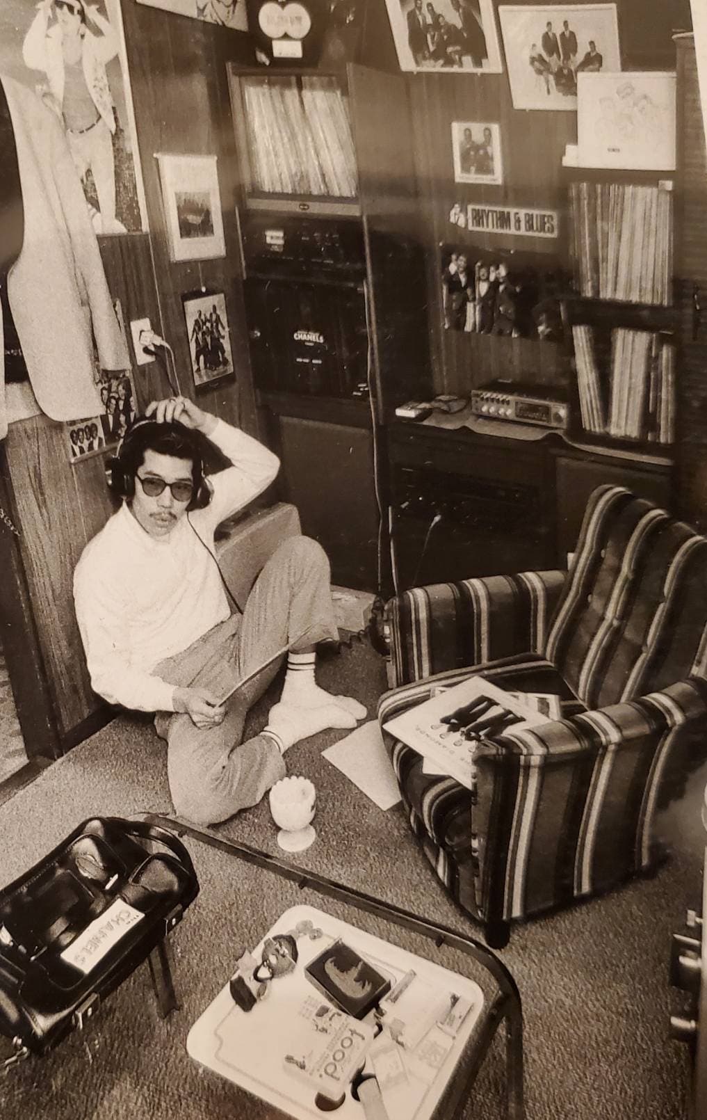 レコードを買い漁っていたデビュー前、22歳頃の自室にて。この頃、山下達郎とレコードショップで出会う。