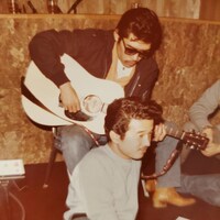 デビューまもない頃のレコーディングにて。