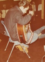 デビューまもない頃のレコーディングにて。