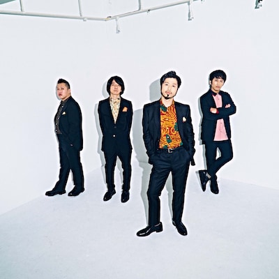 THE イナズマ戦隊。左端が久保裕行（Dr）。