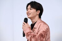 笑う草川拓弥（超特急）。