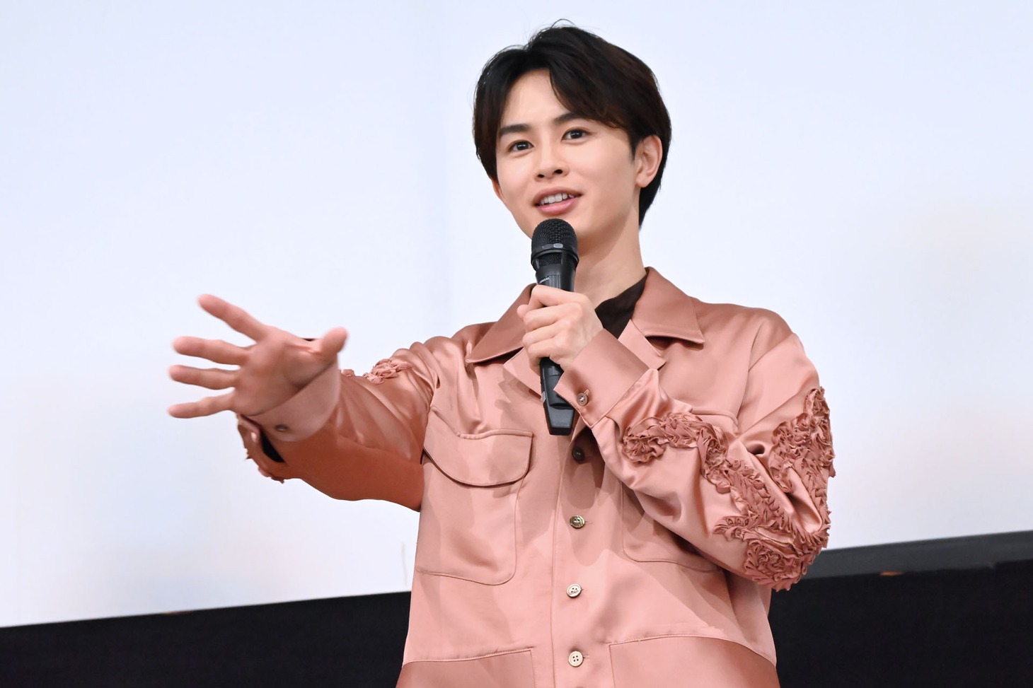 報道陣に「ここは使わないでください！」と訴える草川拓弥（超特急）。