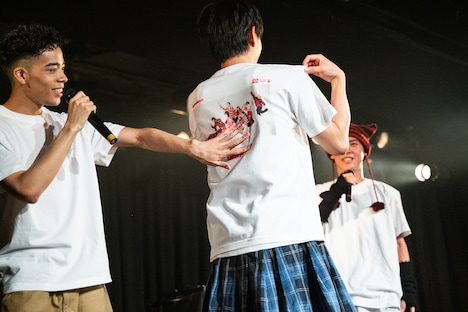 ツアーTシャツがうれしくてはしゃぐリリスク男子メン。