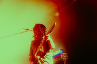 さかしたひかる（Vo, G / ドミコ）（撮影：稲垣ルリコ）