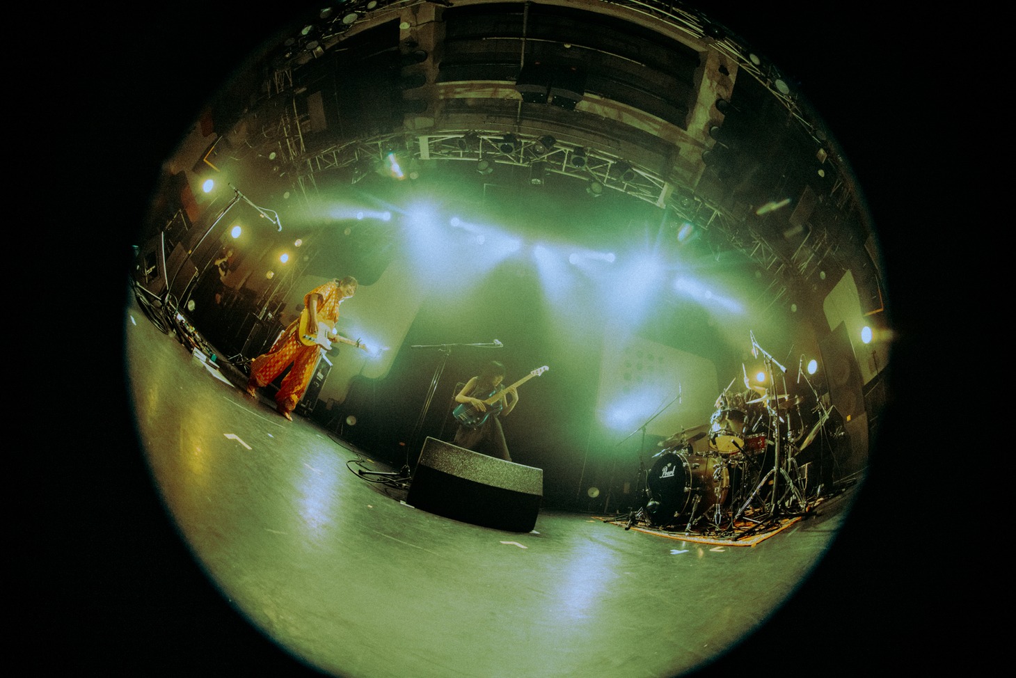 リーガルリリーのライブの様子。（撮影：稲垣ルリコ）