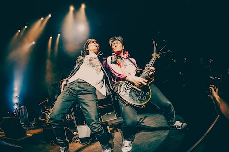 宮田和弥（Vo）と森純太。（Photo by umihayato）
